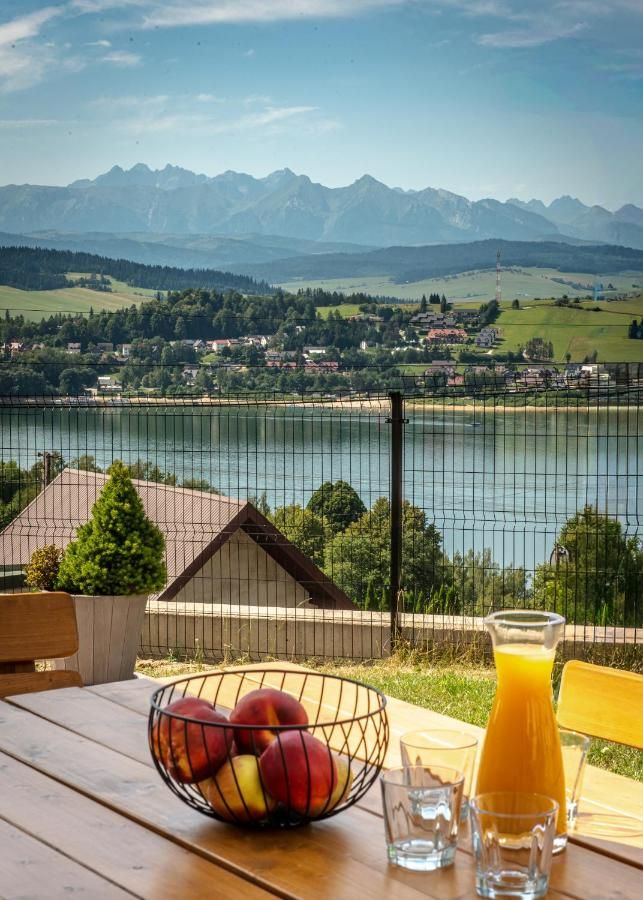 Śniadanie w ogrodzie z widokiem na Jezioro Czorsztyńskie i Tatry